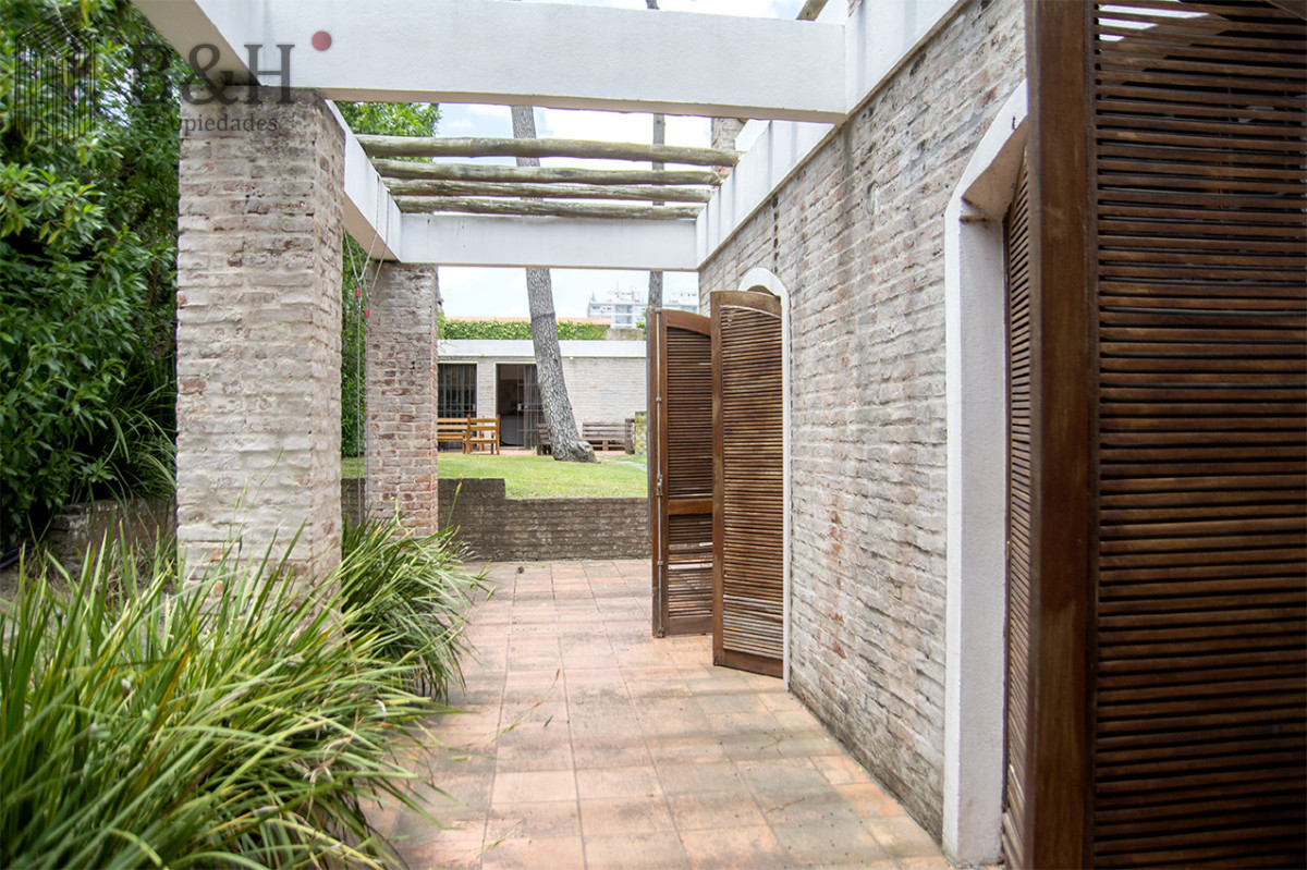 Casa ID.6619 - Excelente chalet de 5 dormitorios en venta a pasos de Playa Mansa Punta del Este