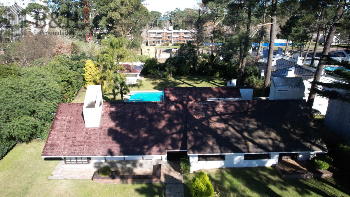 Casa ID.4236 - Muy buena propiedad en venta, 5 dormitorios en barrio Cantegril, Punta del Este 