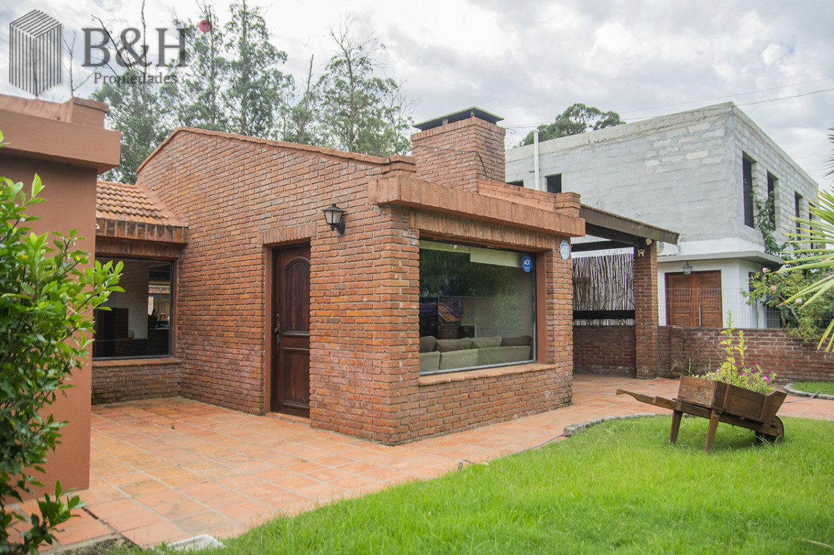 Casa ID.6694 - En venta casa de 3 Dormitorios en Jardines de Córdoba con Barbacoa 
