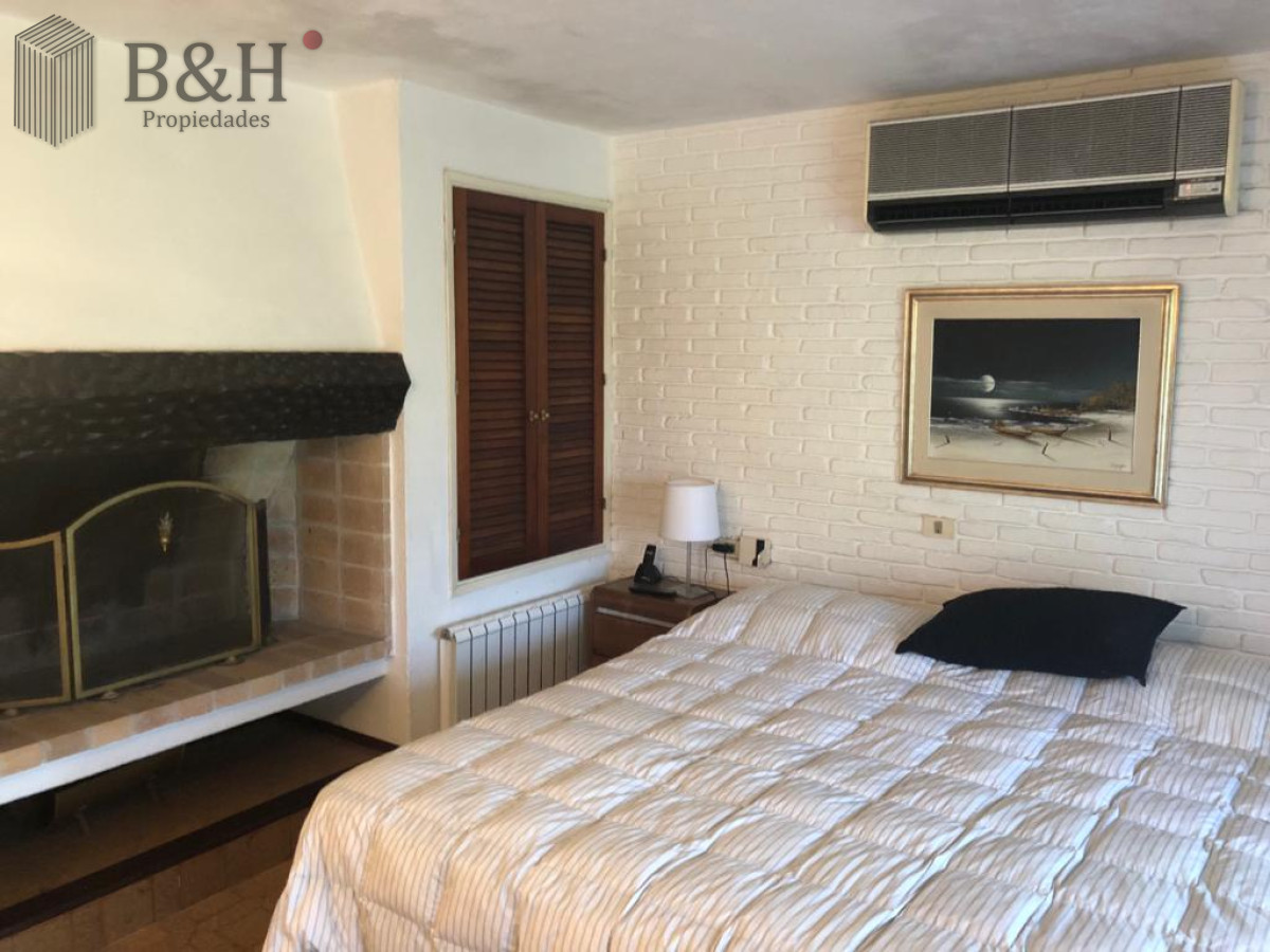 Casa ID.4236 - Muy buena propiedad en venta, 5 dormitorios en barrio Cantegril, Punta del Este 