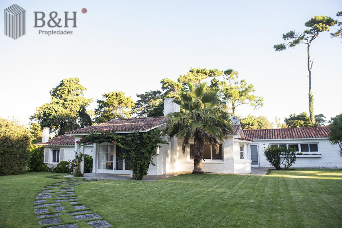 Casa ID.4215 - Vende casa en Brava, Punta del Este, de 5 dormitorios.