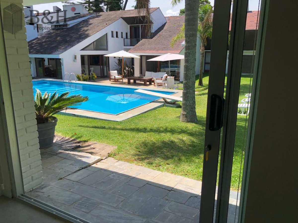 Casa ID.4236 - Muy buena propiedad en venta, 5 dormitorios en barrio Cantegril, Punta del Este 