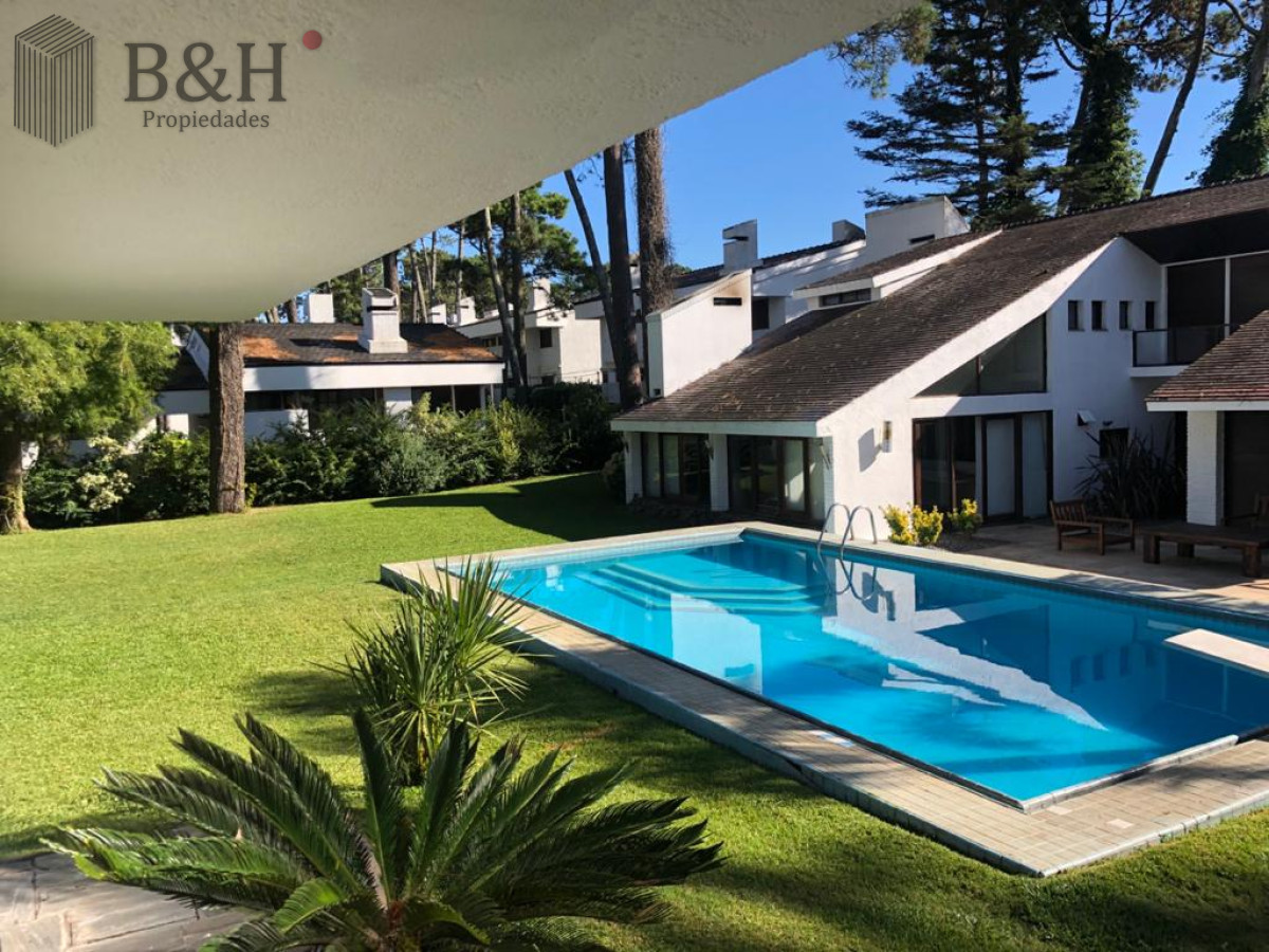 Casa ID.4236 - Muy buena propiedad en venta, 5 dormitorios en barrio Cantegril, Punta del Este 