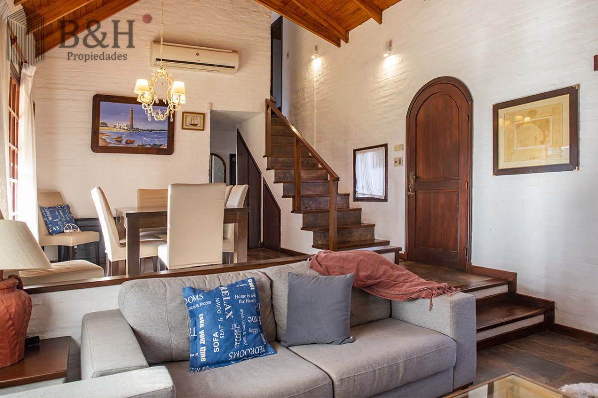 Casa ID.8024 - Muy linda casa en venta, zona inmejorable, 3 dormitorios y servicio