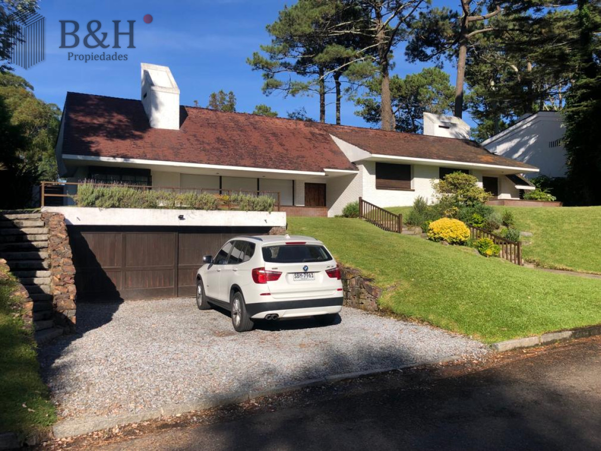 Casa ID.4236 - Muy buena propiedad en venta, 5 dormitorios en barrio Cantegril, Punta del Este 
