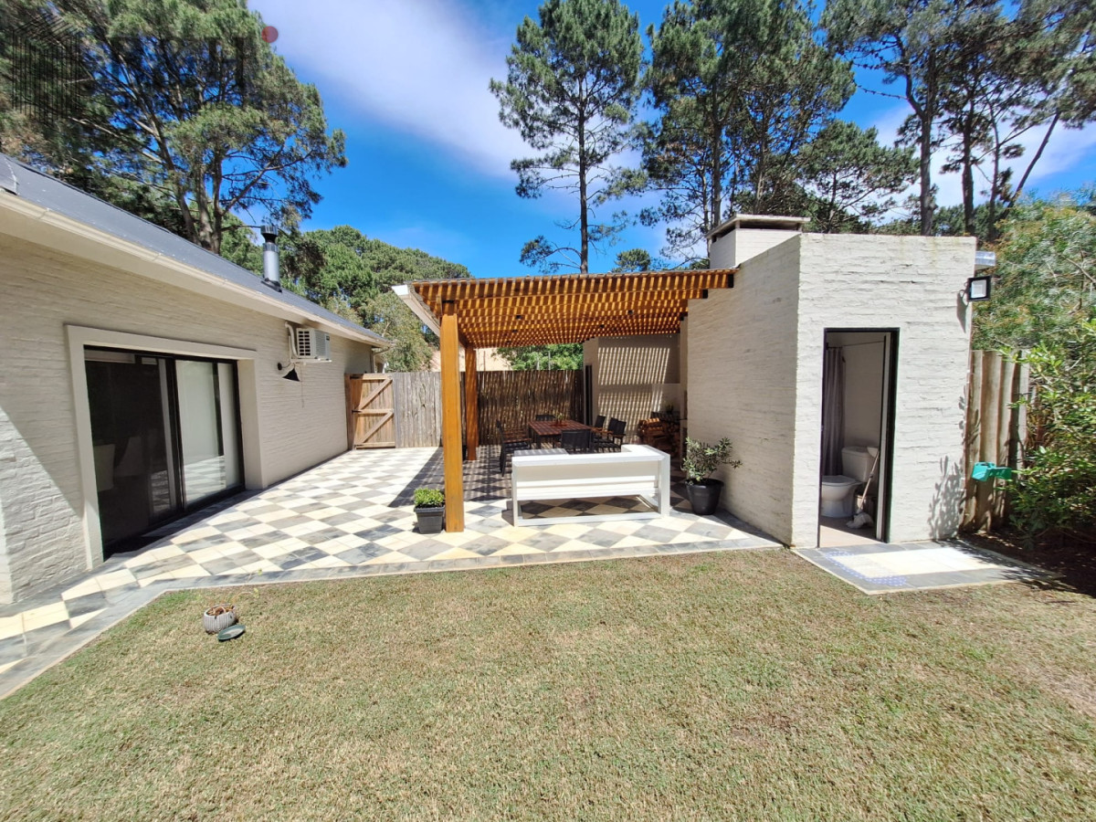 Casa ID.6000 - Vende casa de 3 dormitorios con fondo al Club de Golf, Punta Ballena