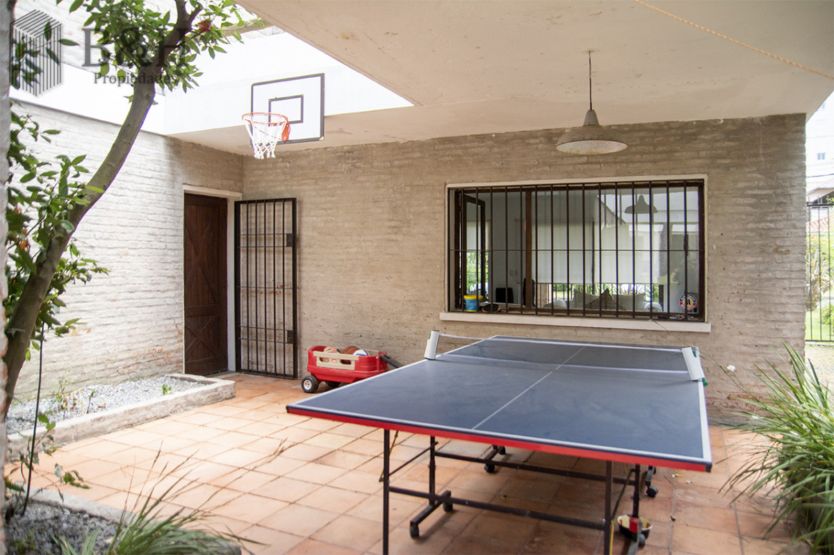 Casa ID.6619 - Excelente chalet de 5 dormitorios en venta a pasos de Playa Mansa Punta del Este