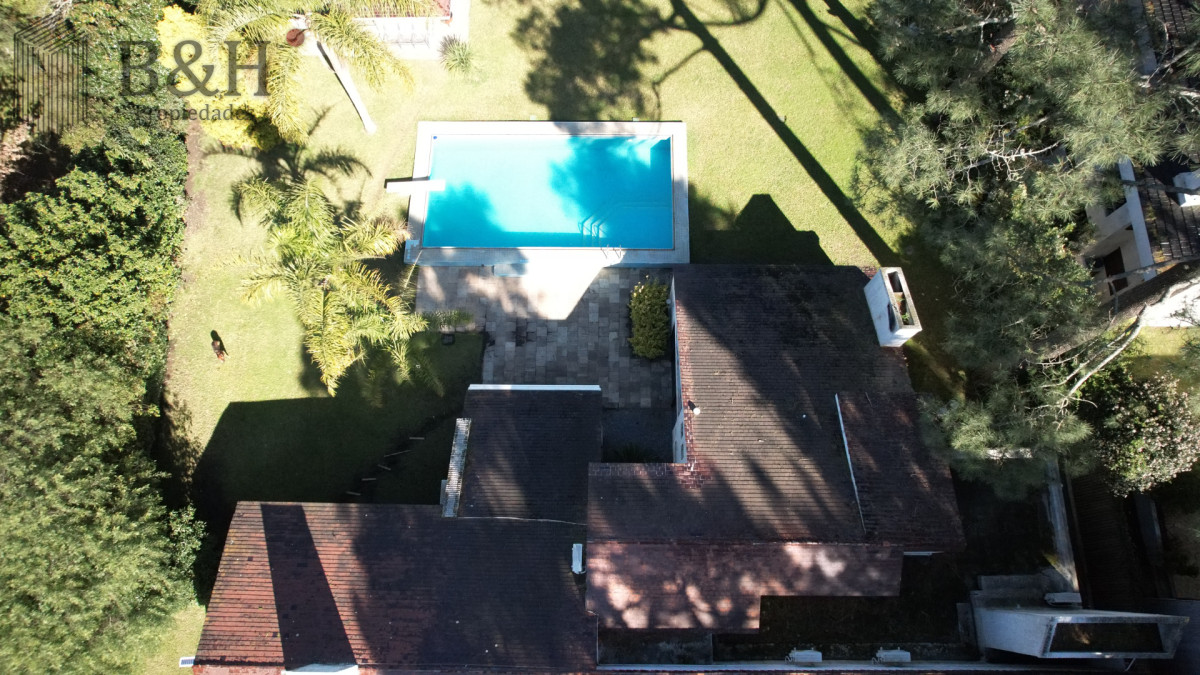 Casa ID.4236 - Muy buena propiedad en venta, 5 dormitorios en barrio Cantegril, Punta del Este 