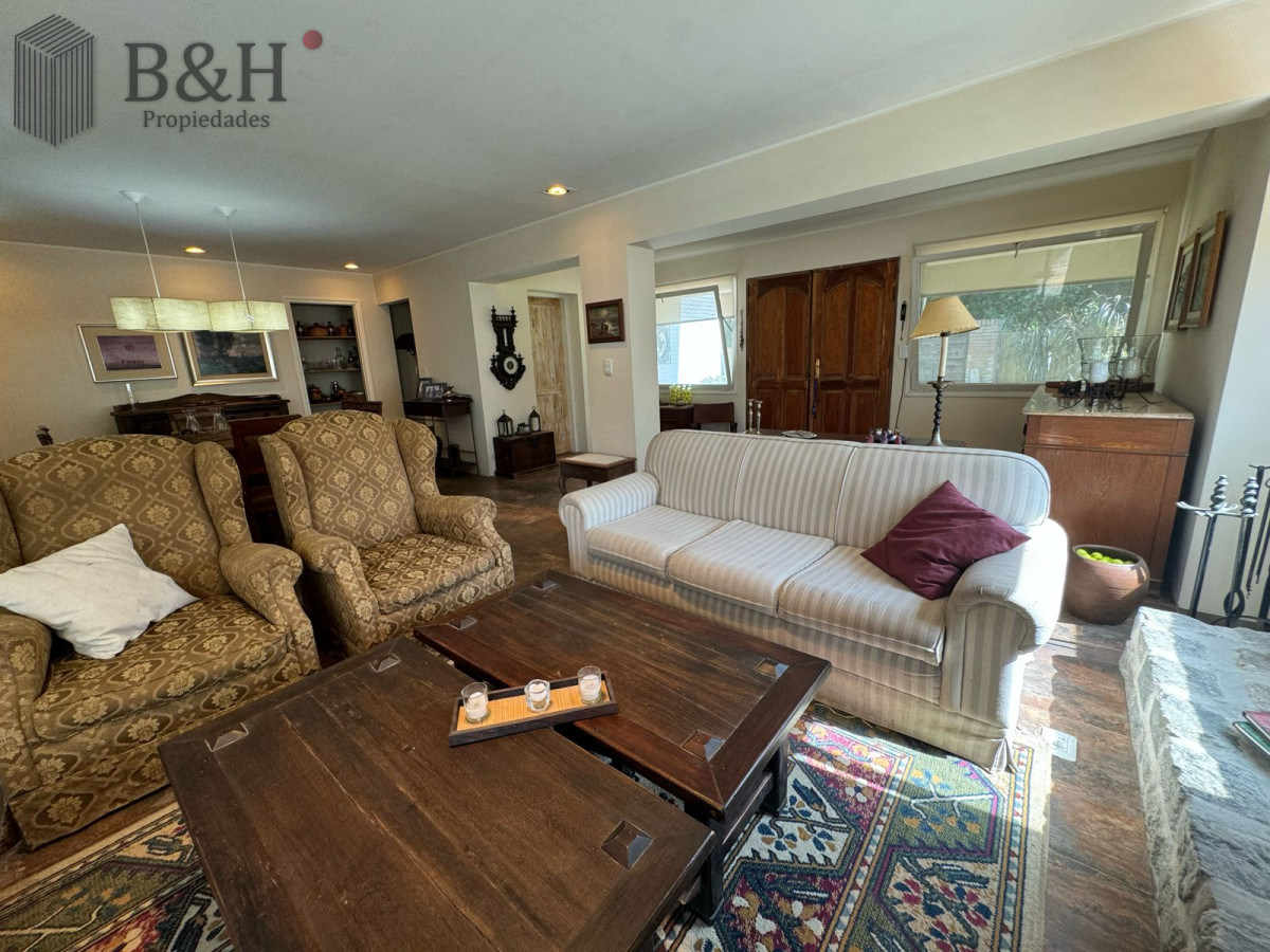 Casa ID.4235 - En venta casa de 3 dormitorios, con piscina y barbacoa, en Barrio Golf, Punta Este