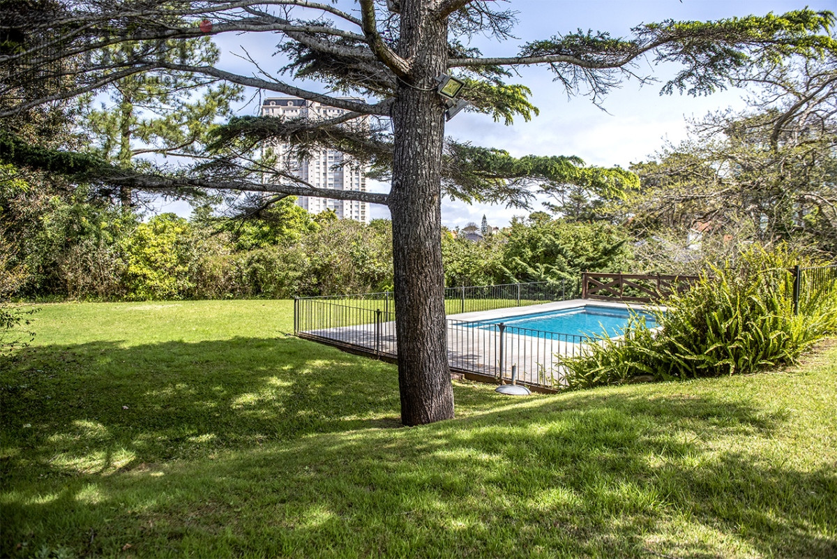 Casa ID.4237 - Espectacular casa en Playa Mansa, a metros del mar. Punta del Este
