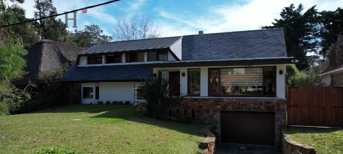 Casa ID.5451 - Vende gran casa para vivir todo el año, de 3 dormitorios en Punta del Este 