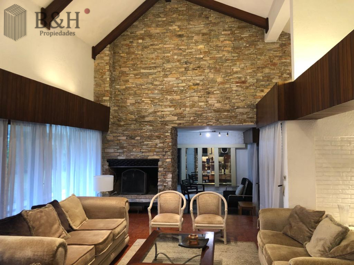 Casa ID.4236 - Muy buena propiedad en venta, 5 dormitorios en barrio Cantegril, Punta del Este 