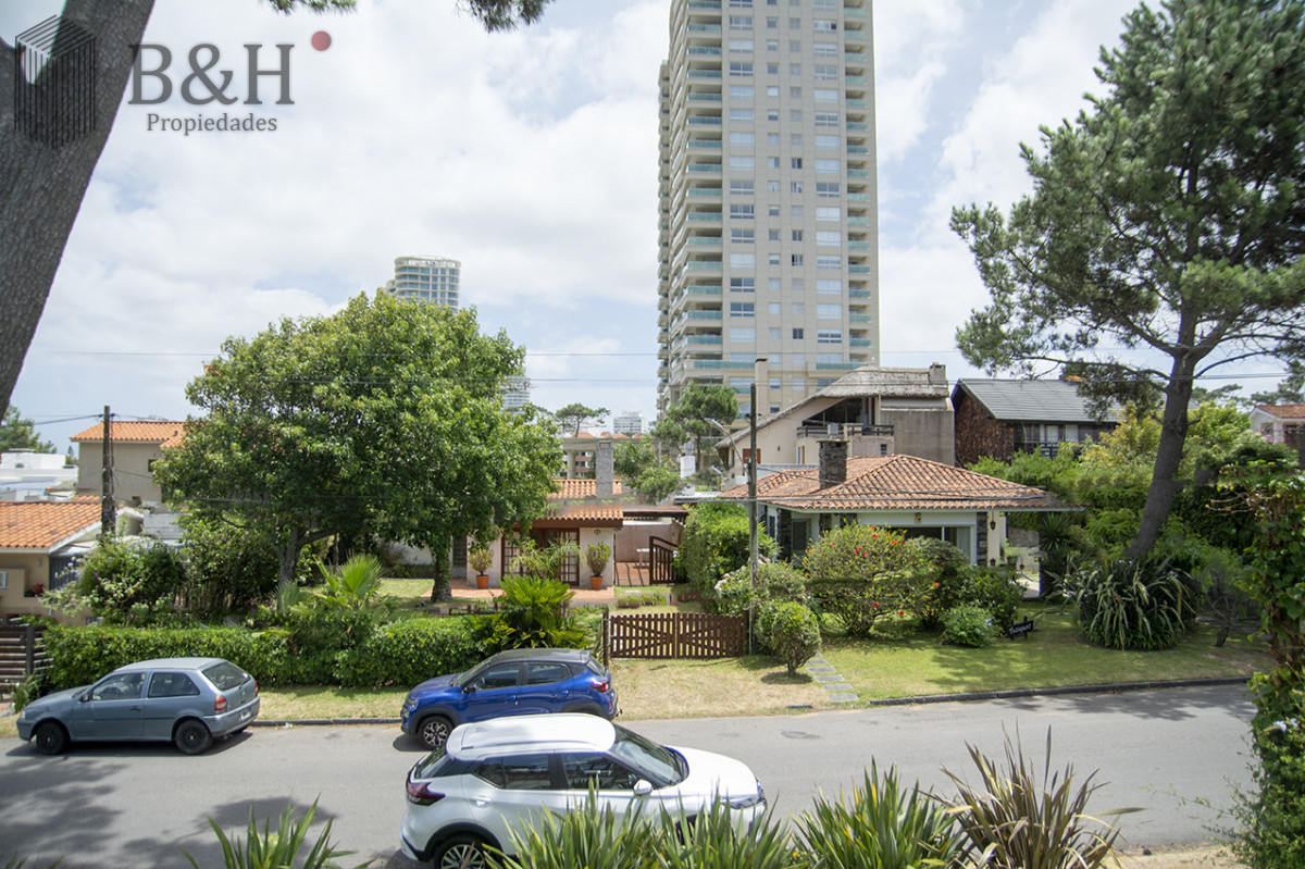 Casa ID.6619 - Excelente chalet de 5 dormitorios en venta a pasos de Playa Mansa Punta del Este