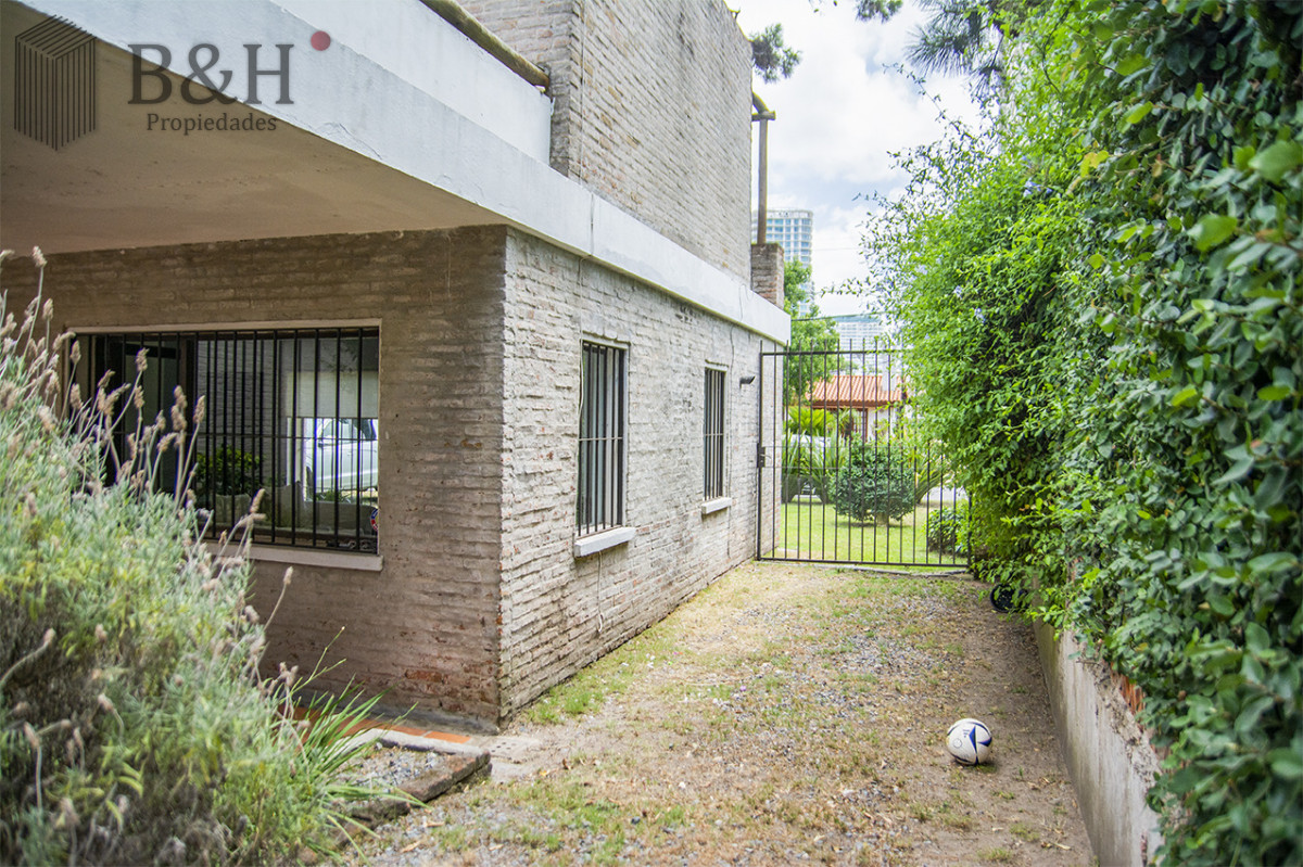Casa ID.6619 - Excelente chalet de 5 dormitorios en venta a pasos de Playa Mansa Punta del Este