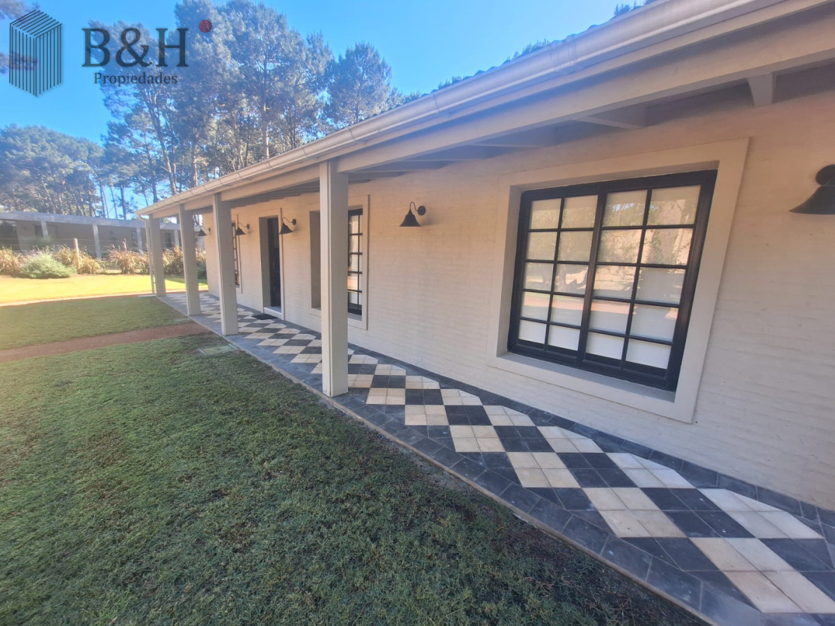 Casa ID.6000 - Vende casa de 3 dormitorios con fondo al Club de Golf, Punta Ballena