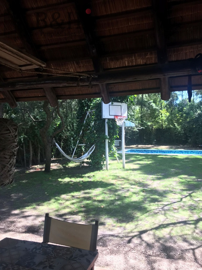 Casa ID.5600 - Chalet de 4 dormitorios, piscina y parrillero en alquiler. Zona tranquila. Punta del Este.