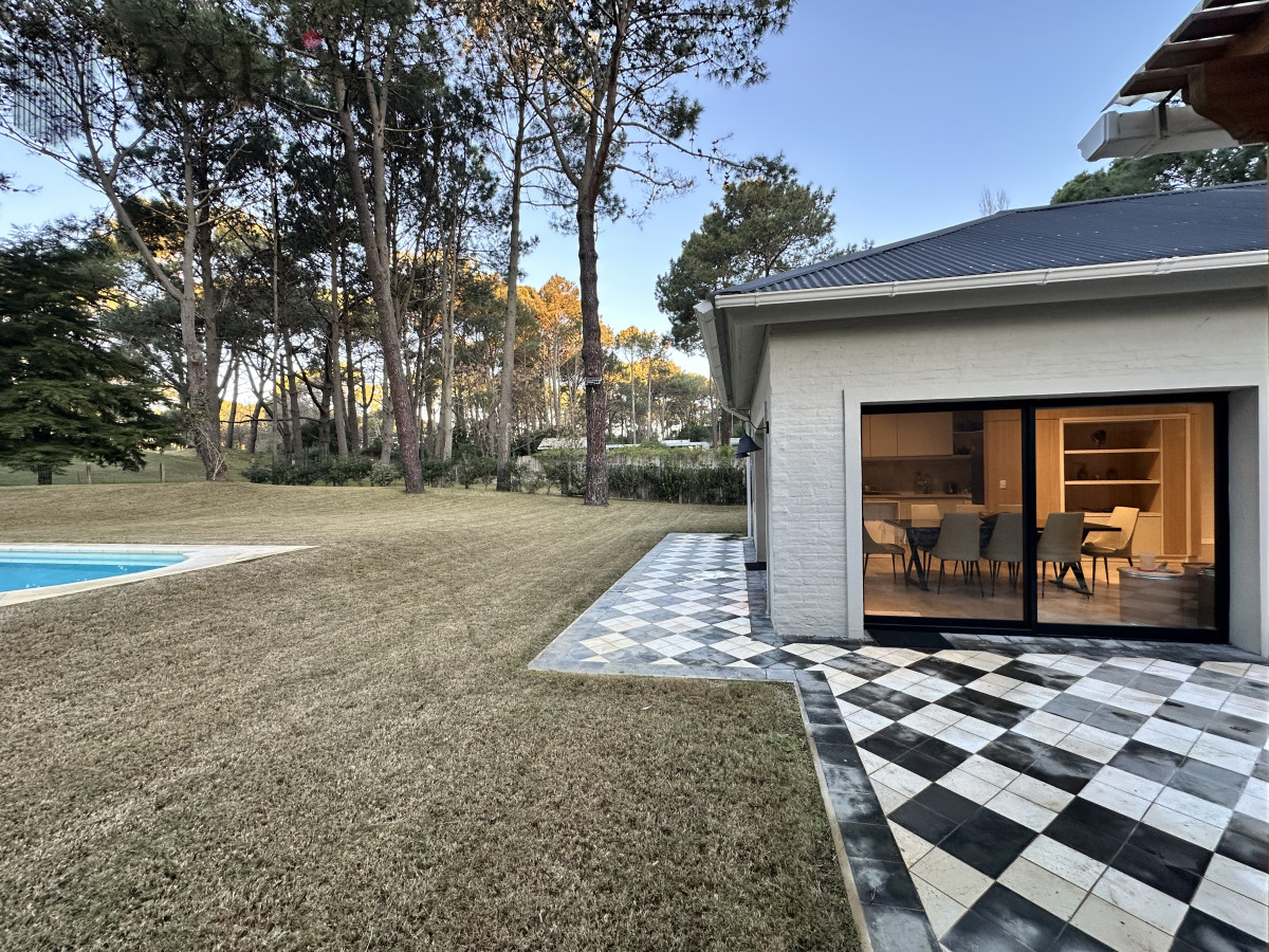Casa ID.6000 - Vende casa de 3 dormitorios con fondo al Club de Golf, Punta Ballena