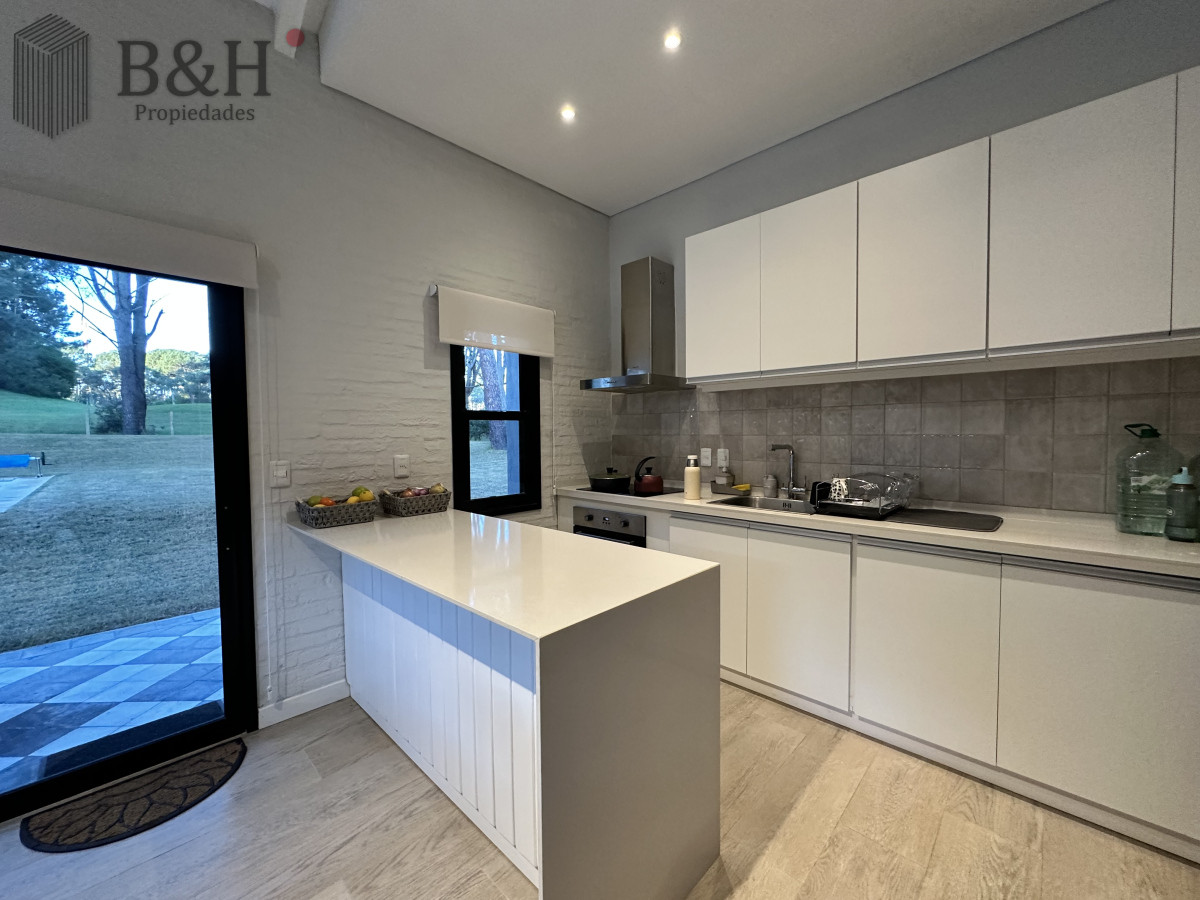 Casa ID.6000 - Vende casa de 3 dormitorios con fondo al Club de Golf, Punta Ballena
