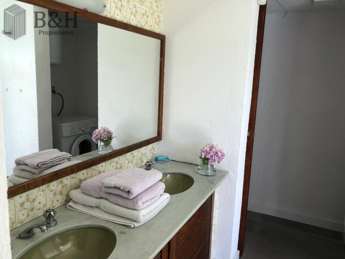 Casa ID.4236 - Muy buena propiedad en venta, 5 dormitorios en barrio Cantegril, Punta del Este 