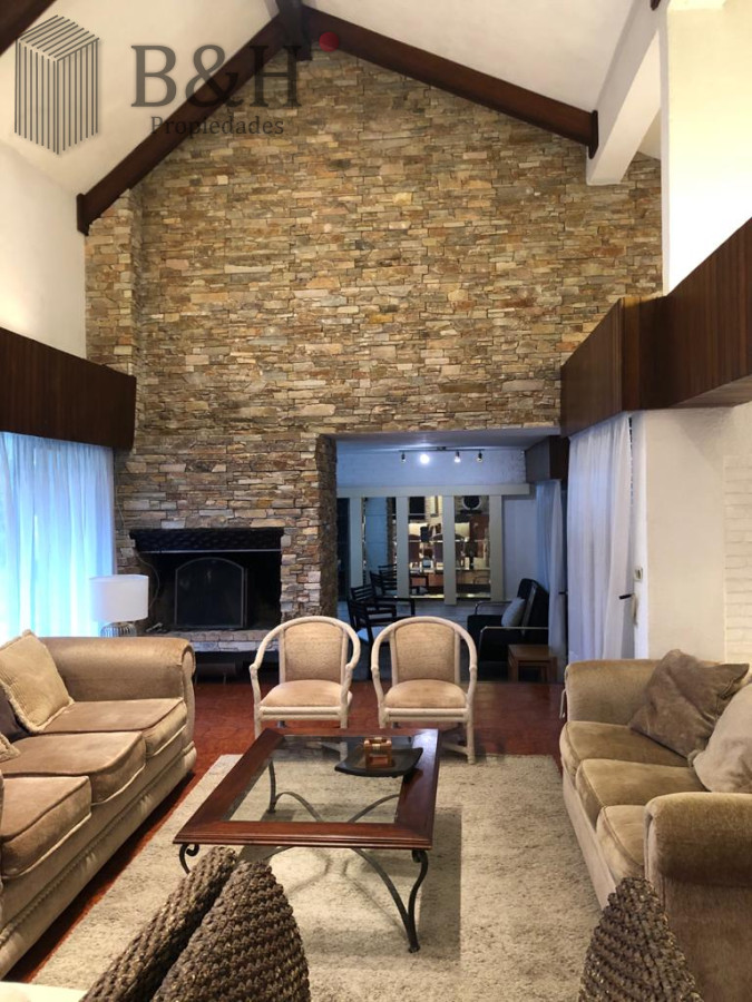 Casa ID.4236 - Muy buena propiedad en venta, 5 dormitorios en barrio Cantegril, Punta del Este 