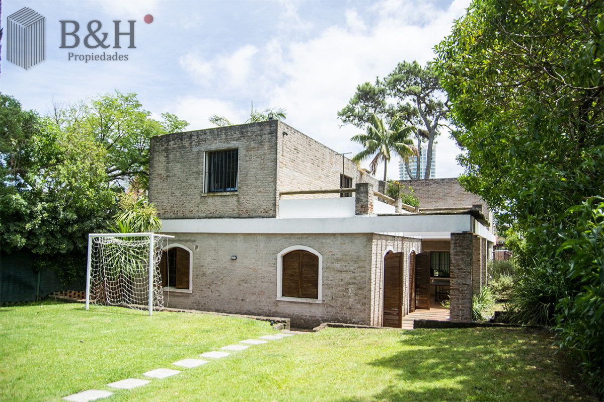 Casa ID.6619 - Excelente chalet de 5 dormitorios en venta a pasos de Playa Mansa Punta del Este