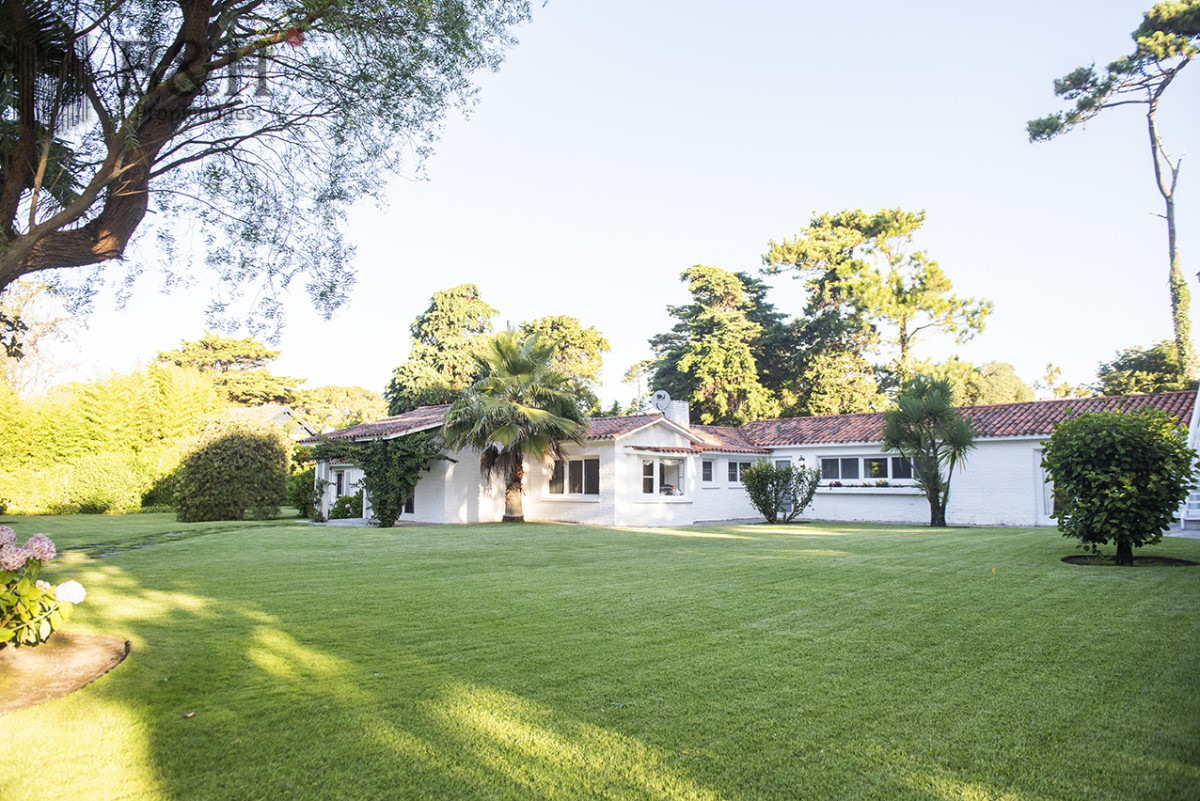 Casa ID.4215 - Vende casa en Brava, Punta del Este, de 5 dormitorios.