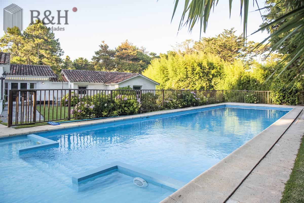Casa ID.4215 - Vende casa en Brava, Punta del Este, de 5 dormitorios.