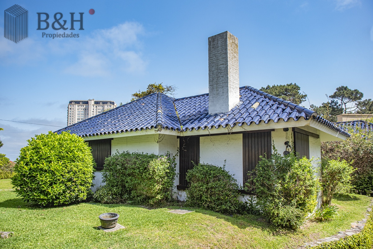 Casa ID.4237 - Espectacular casa en Playa Mansa, a metros del mar. Punta del Este