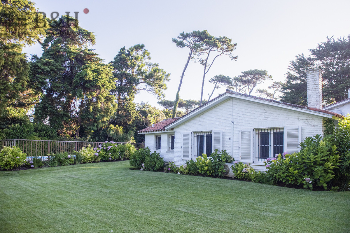 Casa ID.4215 - Vende casa en Brava, Punta del Este, de 5 dormitorios.