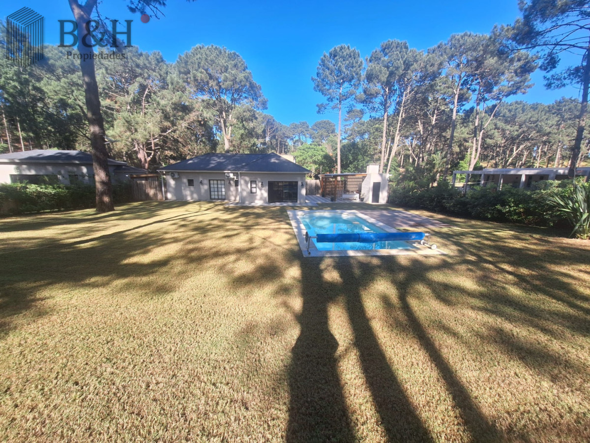Casa ID.6000 - Vende casa de 3 dormitorios con fondo al Club de Golf, Punta Ballena