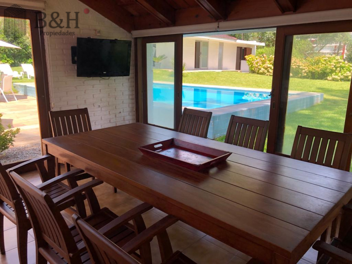 Casa ID.4236 - Muy buena propiedad en venta, 5 dormitorios en barrio Cantegril, Punta del Este 