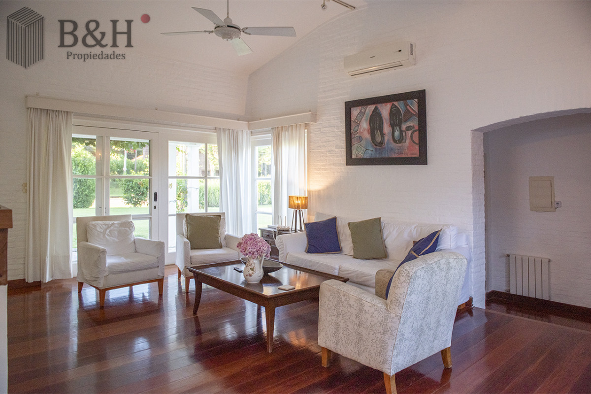 Casa ID.4215 - Vende casa en Brava, Punta del Este, de 5 dormitorios.