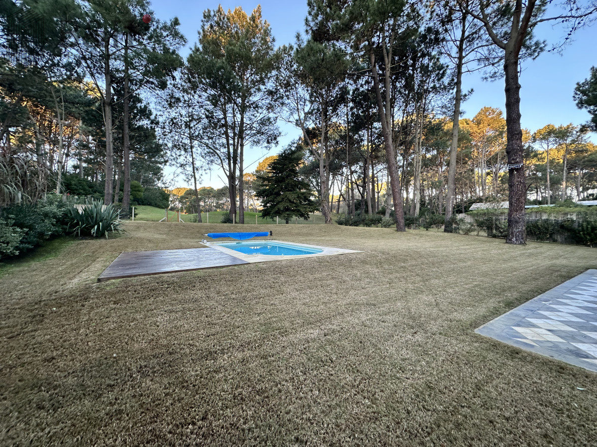 Casa ID.6000 - Vende casa de 3 dormitorios con fondo al Club de Golf, Punta Ballena