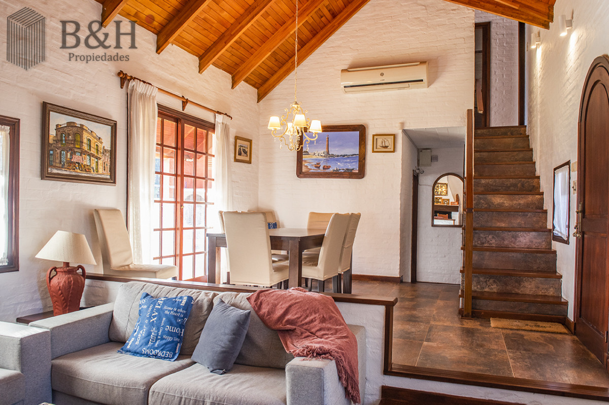 Casa ID.8024 - Muy linda casa en venta, zona inmejorable, 3 dormitorios y servicio