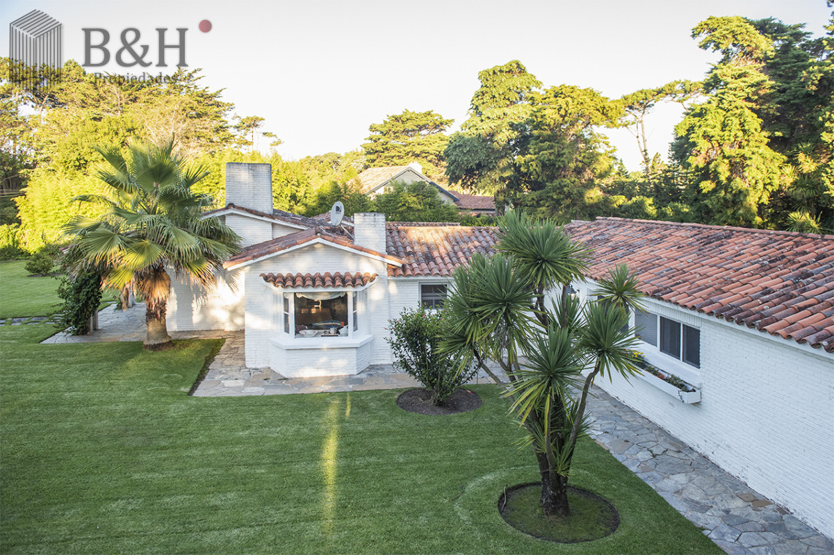 Casa ID.4215 - Vende casa en Brava, Punta del Este, de 5 dormitorios.
