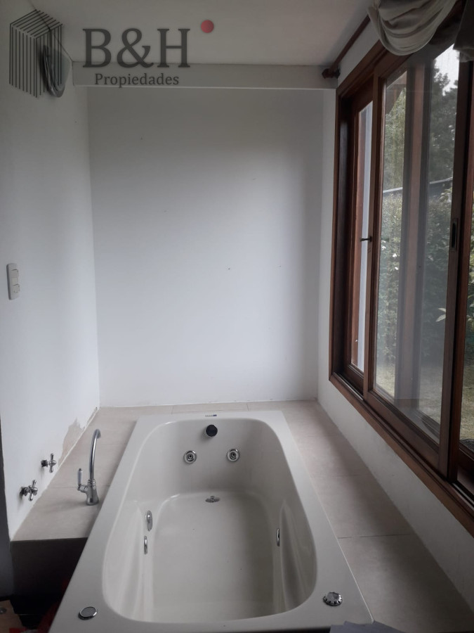 Casa ID.2837 - Hermosa casa en venta en Beverly Hills de 5 dormitorios con piscina y parrillero