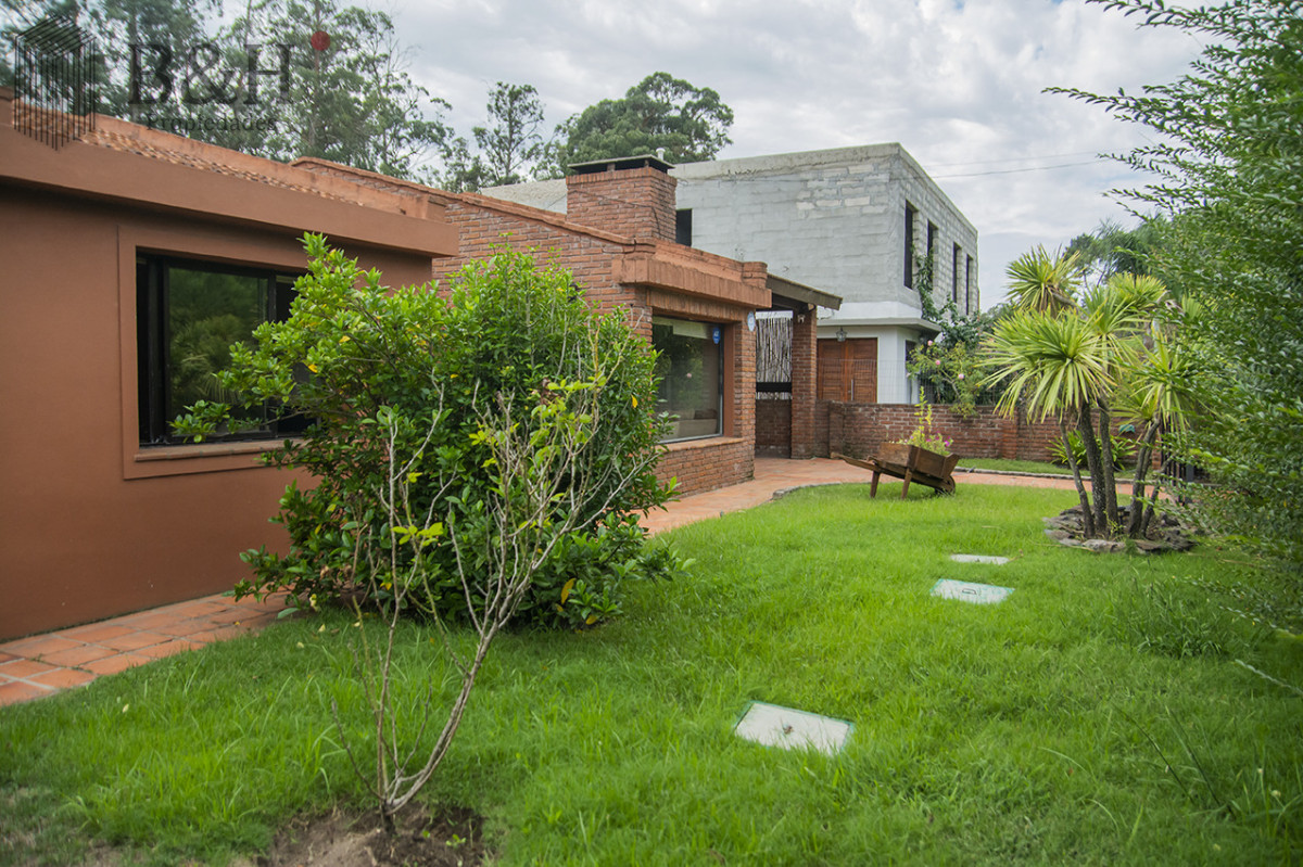 Casa ID.6694 - En venta casa de 3 Dormitorios en Jardines de Córdoba con Barbacoa 