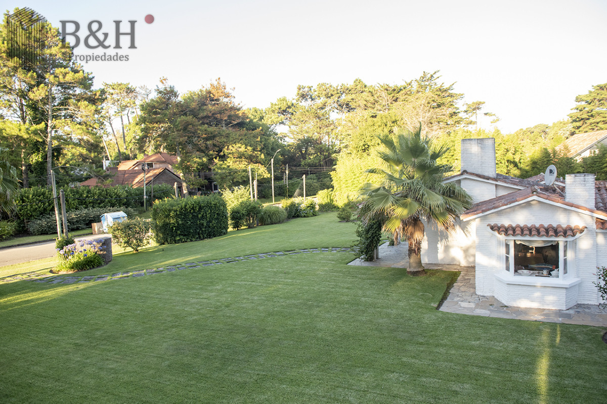 Casa ID.4215 - Vende casa en Brava, Punta del Este, de 5 dormitorios.