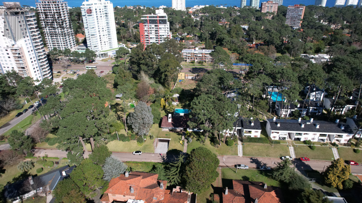Casa ID.4236 - Muy buena propiedad en venta, 5 dormitorios en barrio Cantegril, Punta del Este 