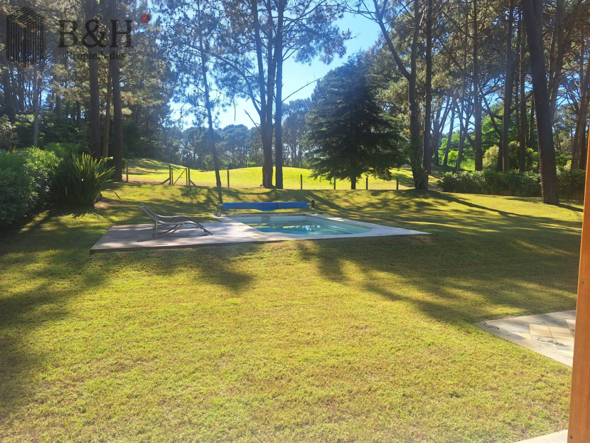Casa ID.6000 - Vende casa de 3 dormitorios con fondo al Club de Golf, Punta Ballena