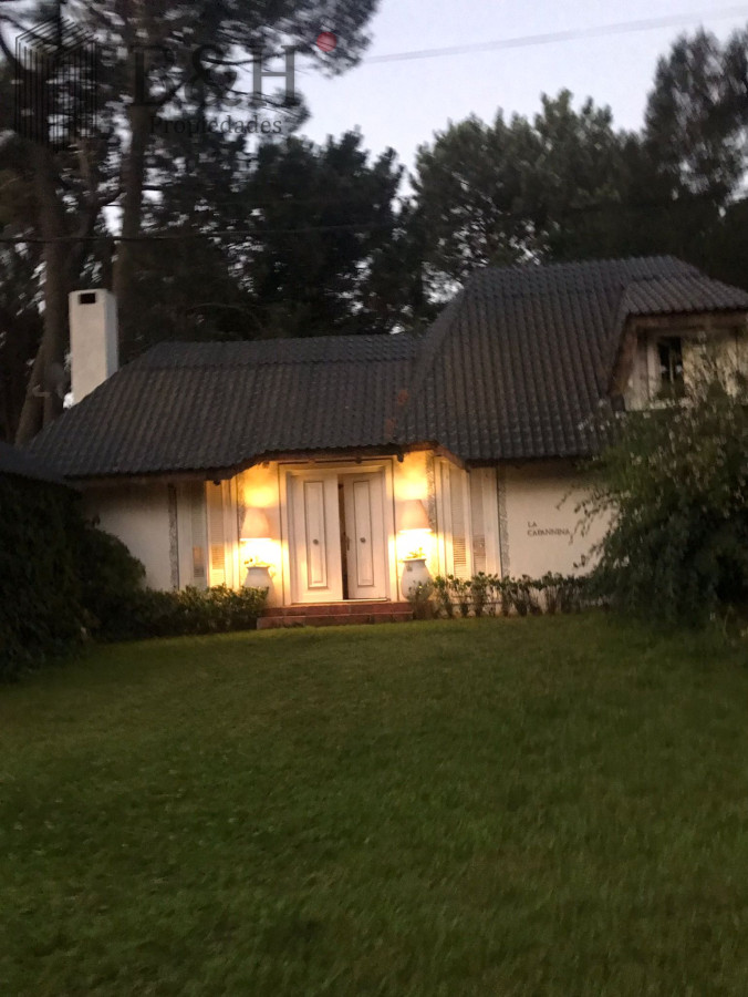 Casa ID.5600 - Chalet de 4 dormitorios, piscina y parrillero en alquiler. Zona tranquila. Punta del Este.
