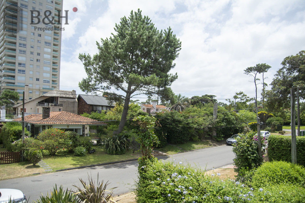 Casa ID.6619 - Excelente chalet de 5 dormitorios en venta a pasos de Playa Mansa Punta del Este