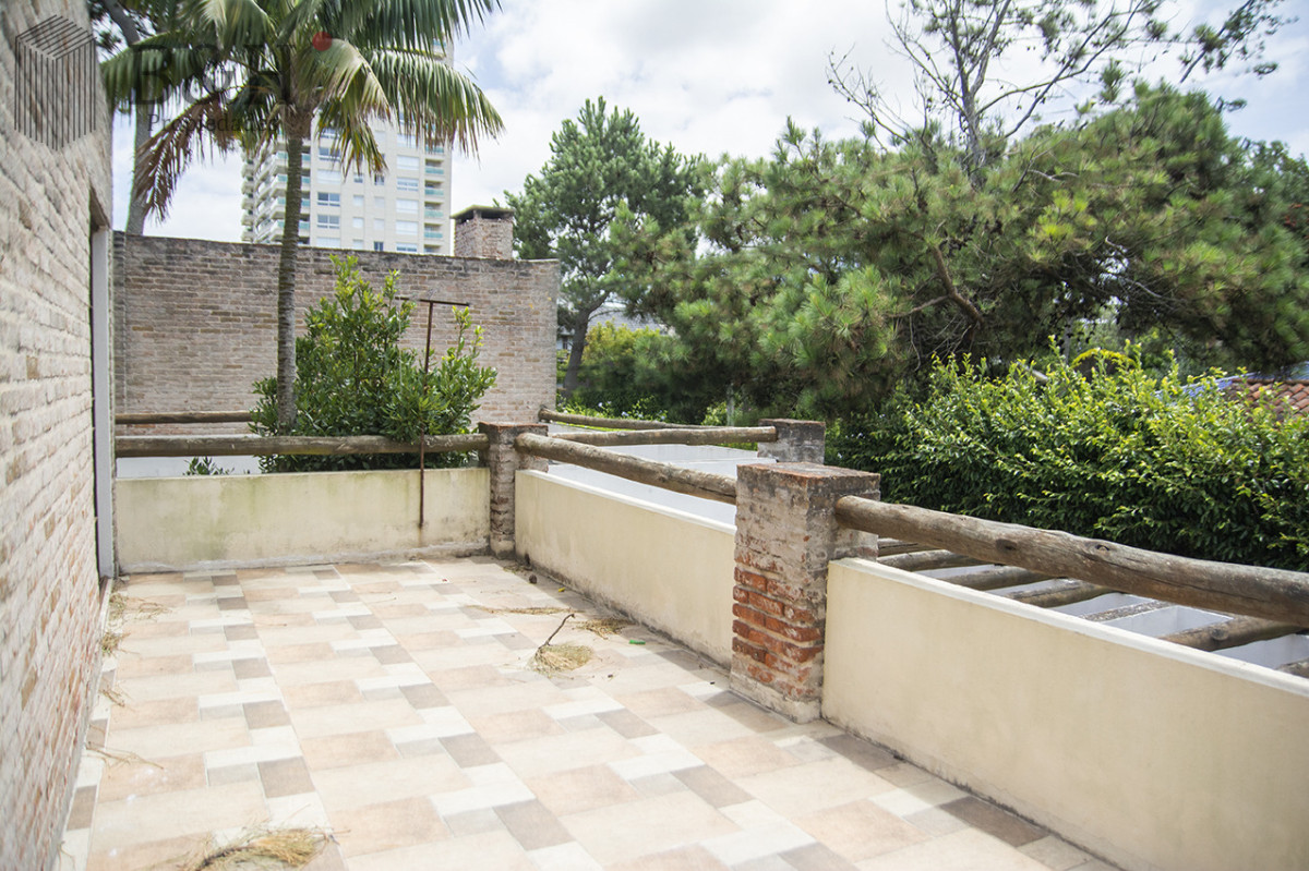 Casa ID.6619 - Excelente chalet de 5 dormitorios en venta a pasos de Playa Mansa Punta del Este