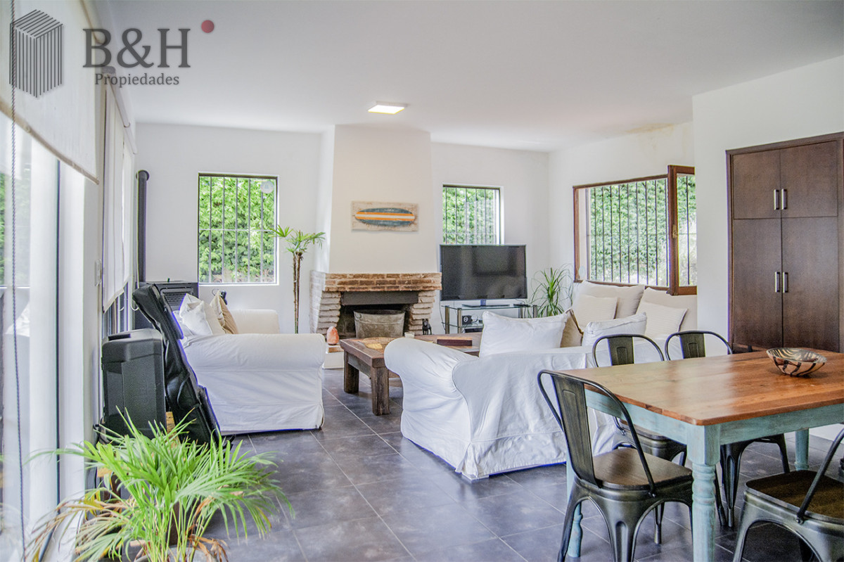 Casa ID.6619 - Excelente chalet de 5 dormitorios en venta a pasos de Playa Mansa Punta del Este