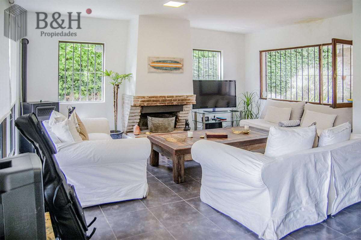 Casa ID.6619 - Excelente chalet de 5 dormitorios en venta a pasos de Playa Mansa Punta del Este