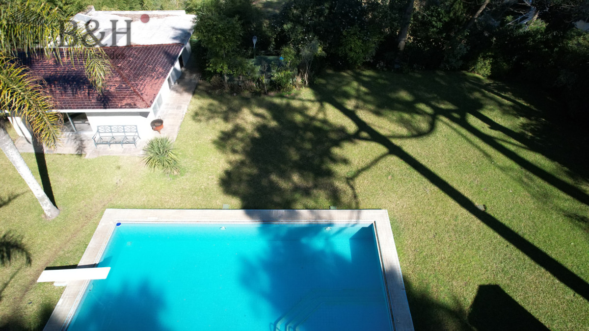 Casa ID.4236 - Muy buena propiedad en venta, 5 dormitorios en barrio Cantegril, Punta del Este 