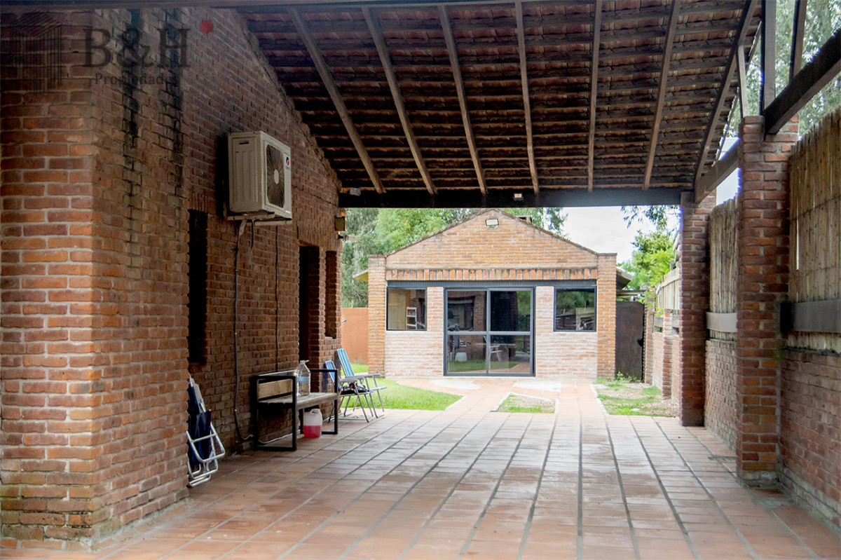 Casa ID.6694 - En venta casa de 3 Dormitorios en Jardines de Córdoba con Barbacoa 