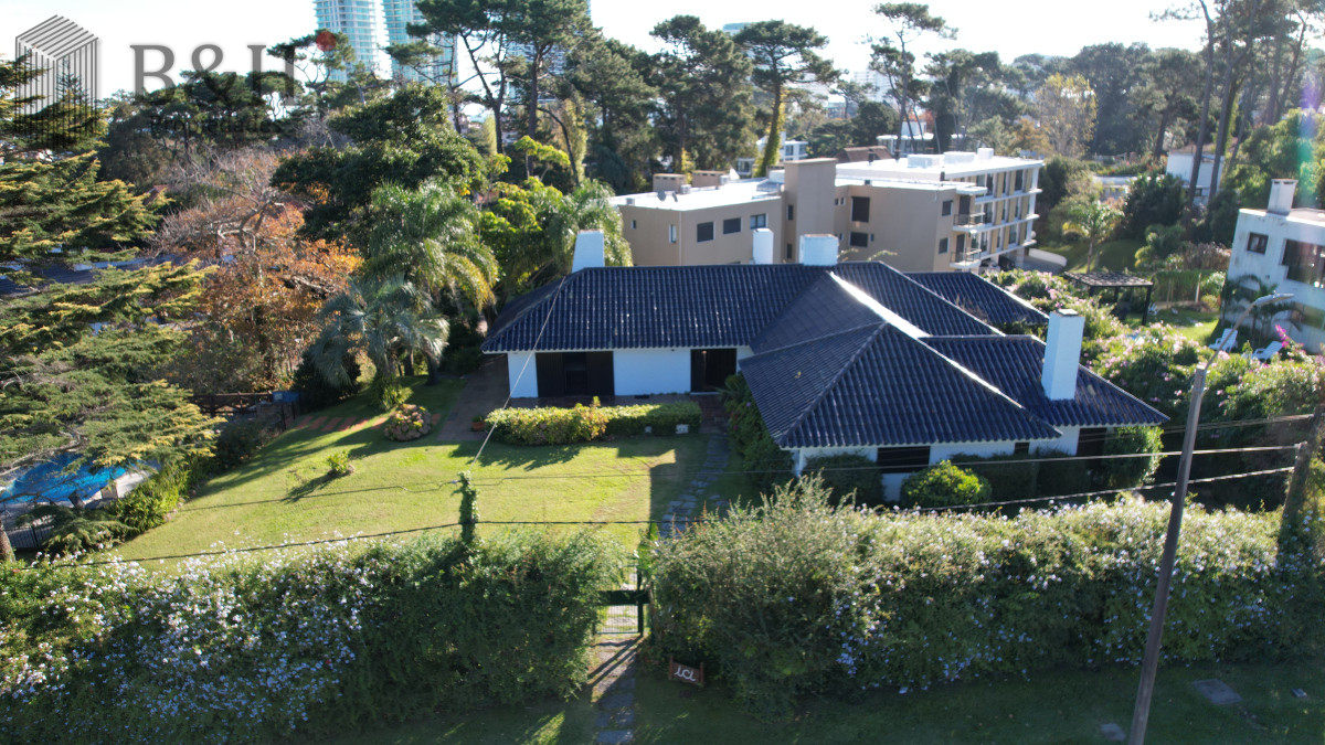 Casa ID.4237 - Espectacular casa en Playa Mansa, a metros del mar. Punta del Este