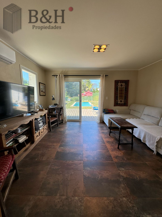 Casa ID.4235 - En venta casa de 3 dormitorios, con piscina y barbacoa, en Barrio Golf, Punta Este