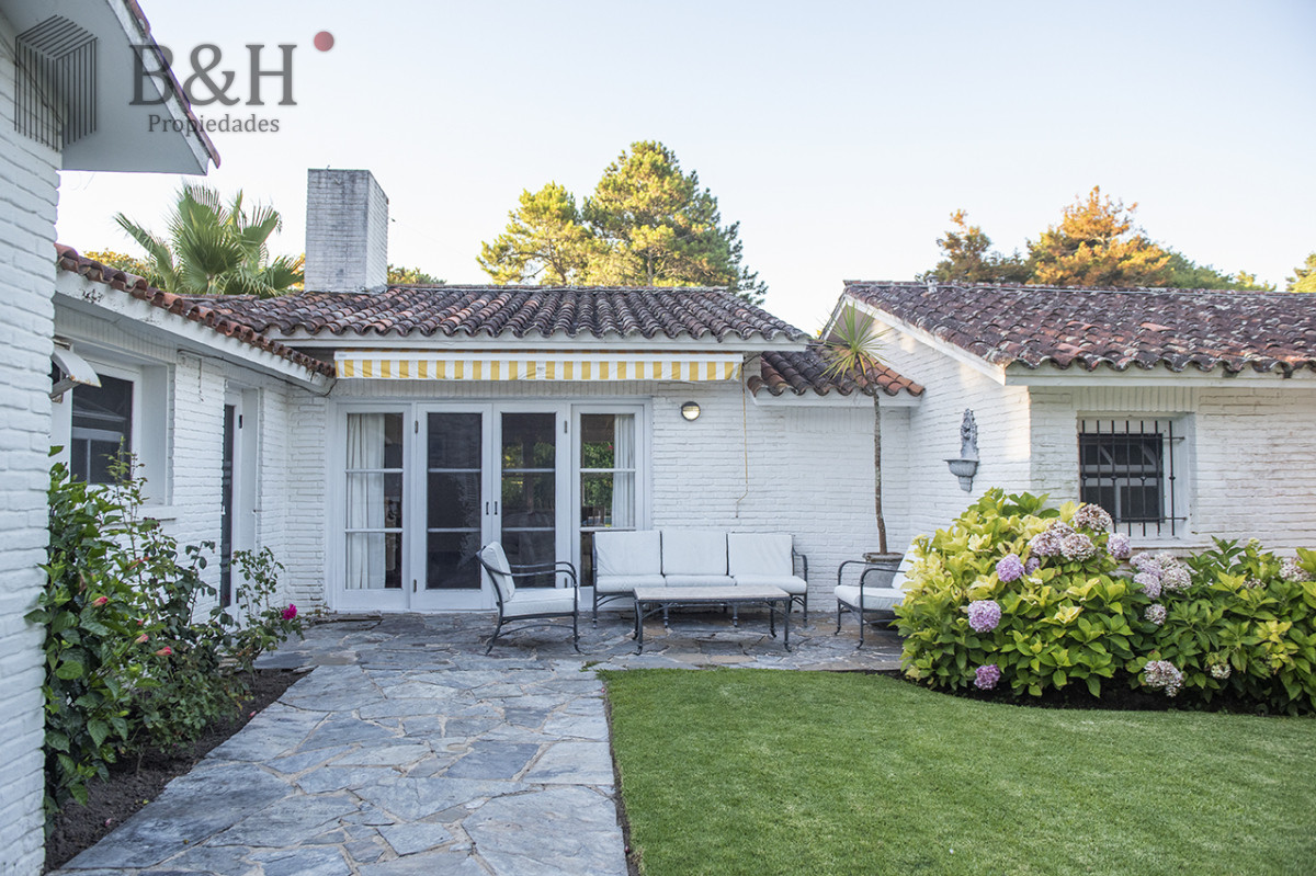 Casa ID.4215 - Vende casa en Brava, Punta del Este, de 5 dormitorios.